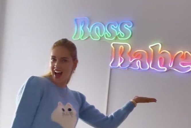 Il neon di Chiara Ferragni "Boss Babe"