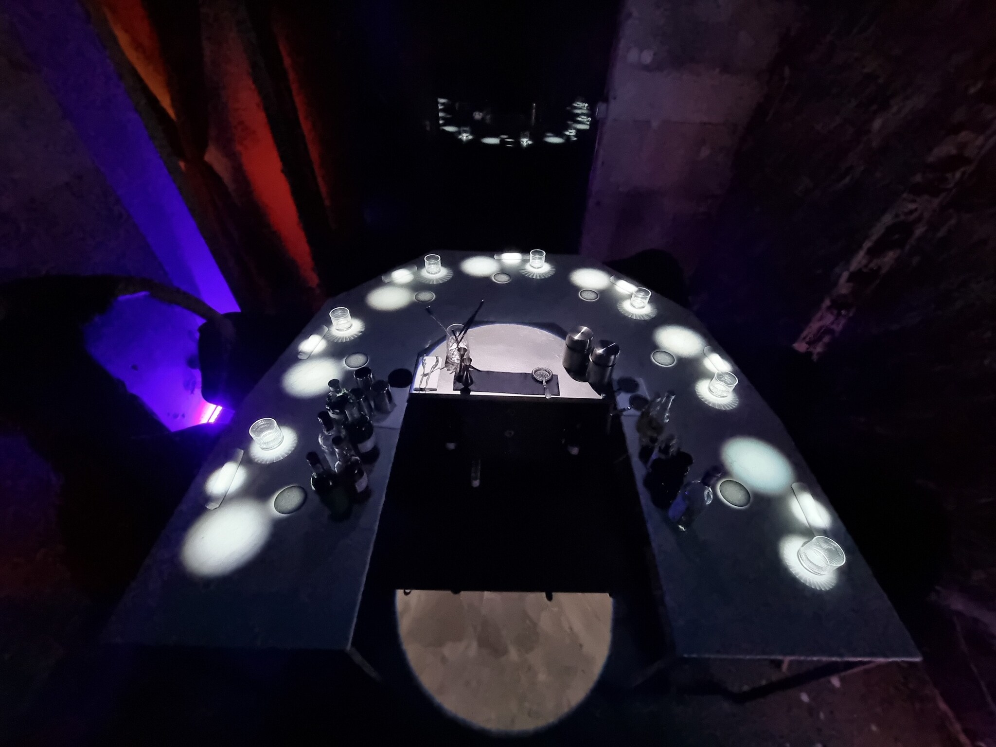 Il bancone a mezzaluna di The Martini Room