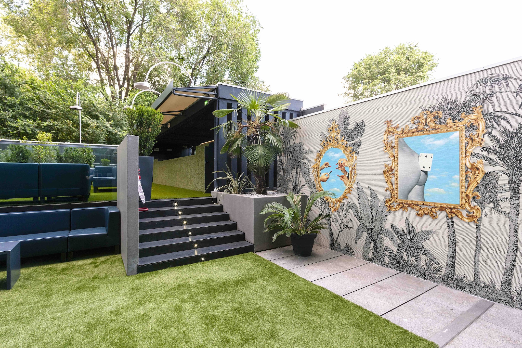 Il giardino di The Grace Club con i wallpaper di Seletti per Londonart