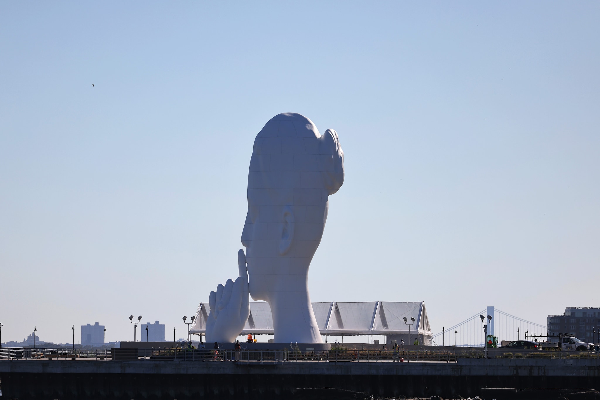 La testa di una donna "silenziosa" il significato dell'enorme statua