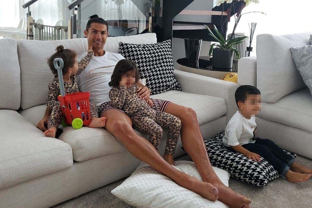 Ronaldo con i figli nella sua casa di Torino