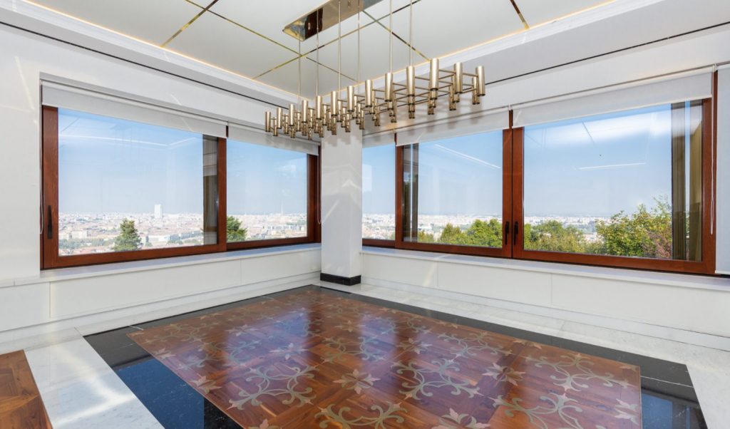 La maxi villa di Cristiano Ronaldo a Torino, con piscina privata, spa e