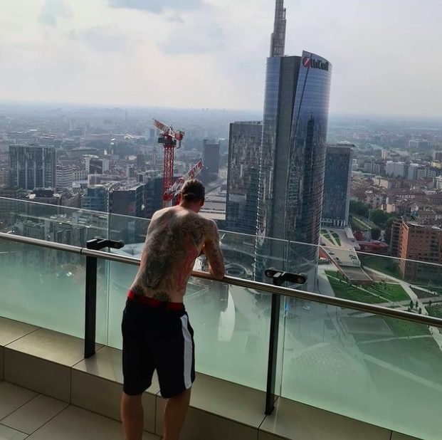 Zlatan Ibrahimovic affacciato alla terrazza della sua casa milanese