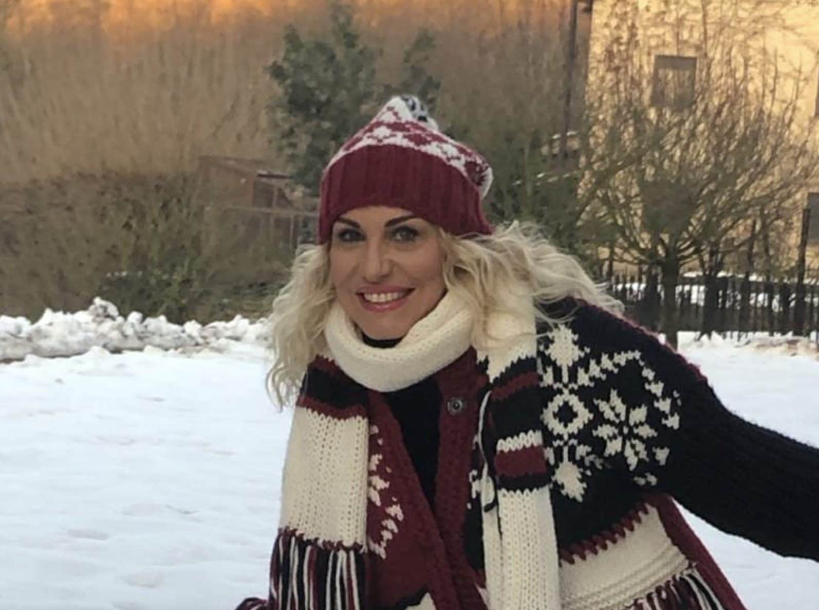 Antonella Clerici nel bosco attorno alla sua casa