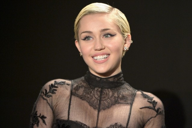 Miley Cyrus senza slip sotto l’abito di Tom Ford (FOTO)