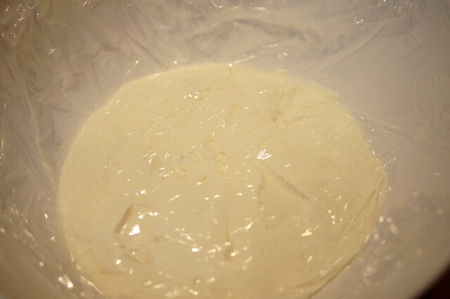 I passaggi finali per la preparazione della crema per la farcia della torta detta al latte tipo Kinder