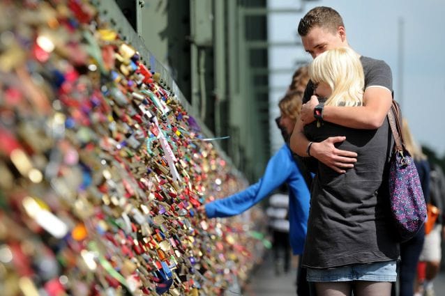 Coccole, l’uomo non può farne a meno. Lo studio che lo dimostra