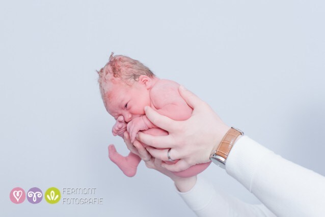 Rannicchiati come nel grembo materno: le foto dei bimbi a pochi secondi dalla nascita