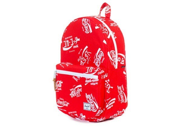 Gli zaini Herschel griffati Coca-Cola: l’accessorio must per la primavera (FOTO)