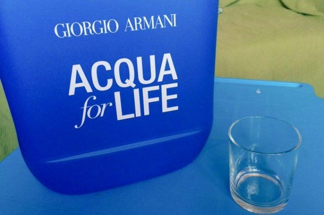 E’ possibile vivere 24 ore solo con 10 litri d’acqua? La sfida lanciata da Giorgio Armani