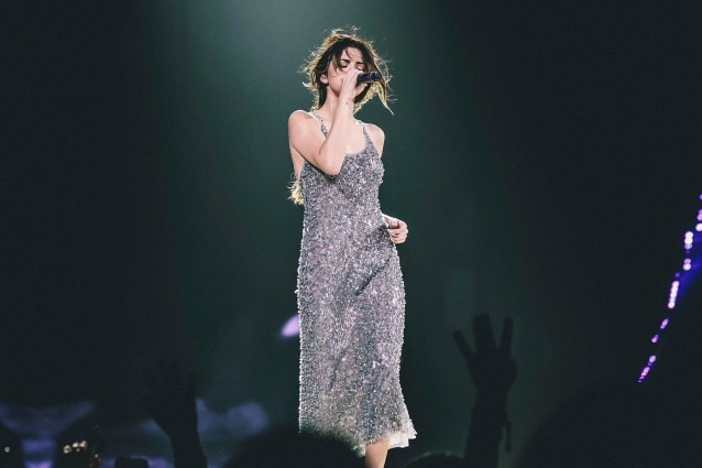 Selena Gomez: perline e paillettes per il look scintillante della popstar sul palco