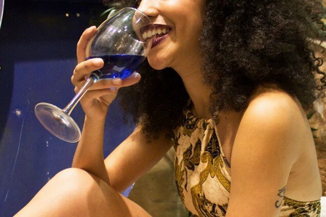 Arriva il vino blu, la bevanda alcolica più originale dell’estate