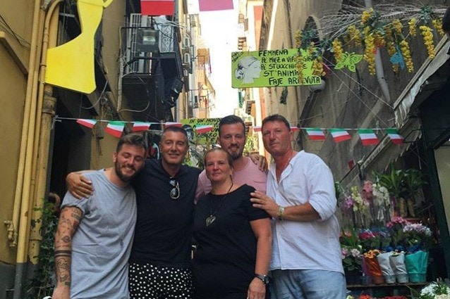 Stefano Gabbana a Napoli: la visita ai graffiti con le dive e il giro in motorino