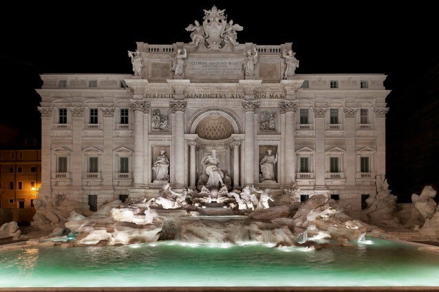 I 90 anni di Fendi: la Maison celebra l’anniversario con una sfilata a Fontana di Trevi