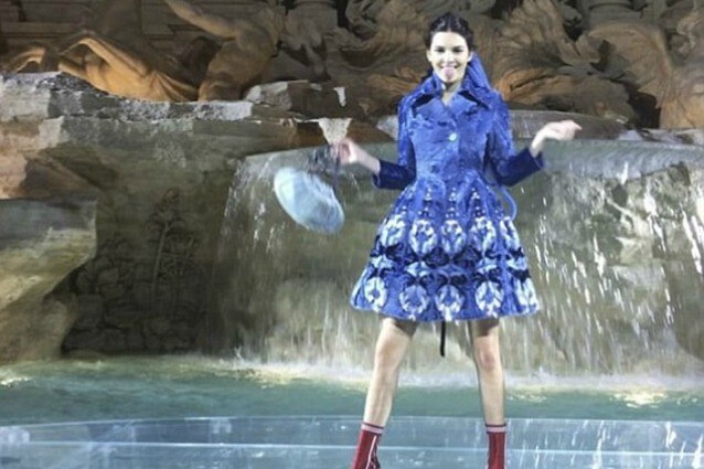 Kendall Jenner scatenata a Roma: la top balla sulla Fontana di Trevi