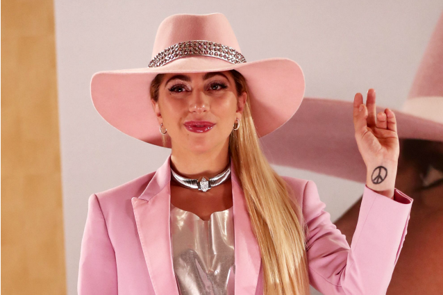 Il cappello rosa di Lady Gaga: l’ultimo oggetto del desiderio