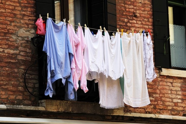 Come Eliminare La Scolorina Dai Vestiti