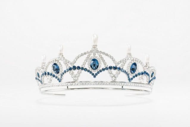 Karl Lagerfeld collabora con Swarovski e disegna la tiara ricoperta da 394 cristalli