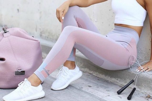 Cacciate dall’aereo per i pantaloni troppo stretti: quando i leggings diventano pericolosi?