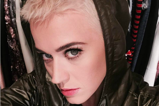 Katy Perry ha rasato i capelli: il nuovo look “mascolino” della popstar