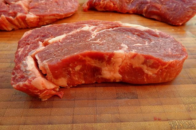 cosa succede se si mangia la carne cruda