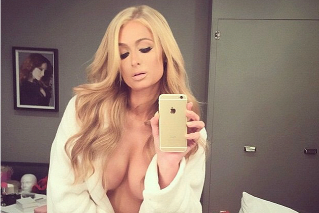 Il selfie hot di Paris Hilton: l’ereditiera mostra il seno sui social