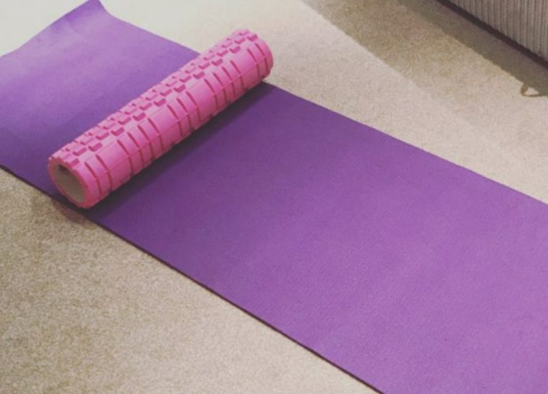 Foam roller cos'è, benefici e gli esercizi da svolgere anche a casa