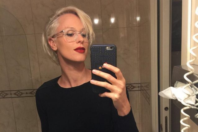 Il nuovo look di Federica Pellegrini: dice addio ai capelli biondi e passa al bianco