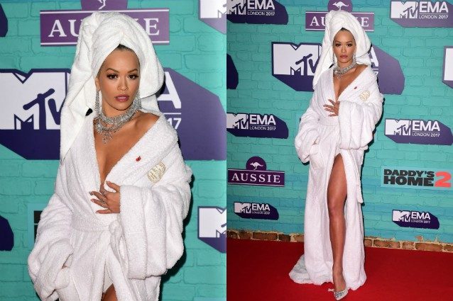 Dalla doccia al red carpet: Rita Ora in accappatoio agli Mtv EMA’s 2017