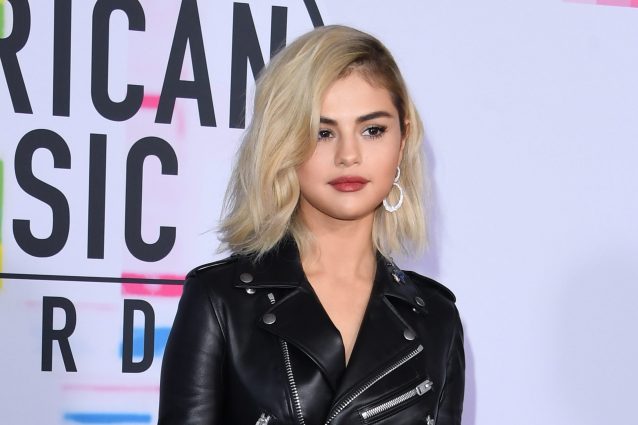 Selena Gomez passa al biondo platino: il nuovo look della cantante