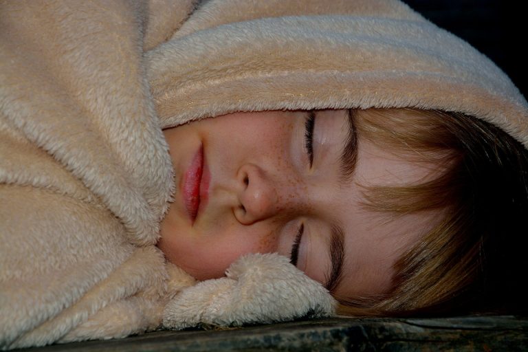 Dormire nel letto con la mamma fino a tre anni fa bene al cuore del bambino