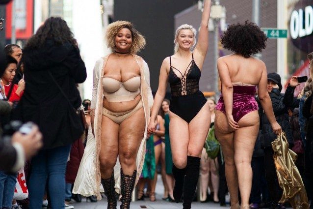 Le curvy sfilano in lingerie come le top di Victoria’s Secret: così sfidano gli stereotipi