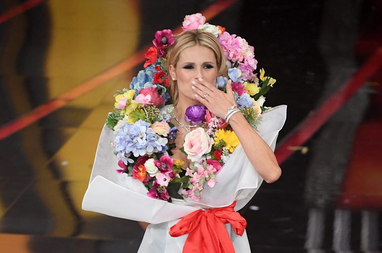 mazzo-di-fiori-abito-moschino-michelle-hunziker-sanremo-2018-181x300 -  Napolitan.it