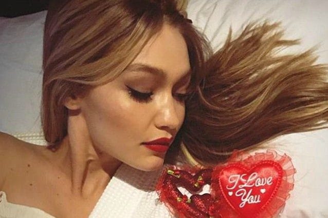 Sola in accappatoio, così Gigi Hadid festeggia San Valentino