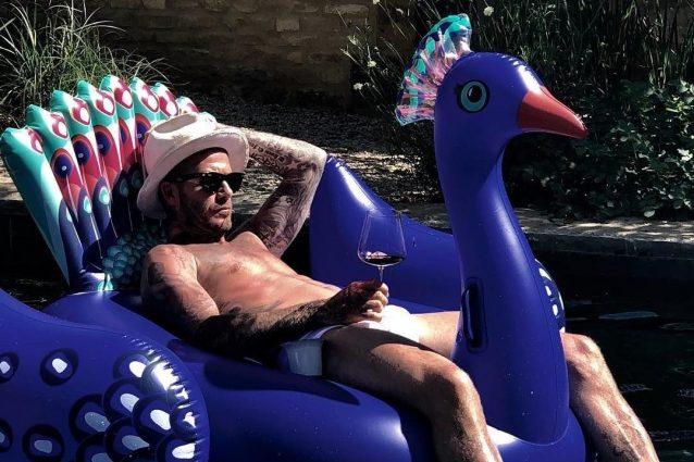 David Beckham sul pavone gonfiabile: ha lanciato il nuovo trend dell’estate 2018?