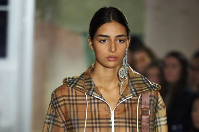 Burberry non brucia più i prodotti invenduti: gli “avanzi” saranno riciclati e regalati