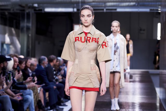 Rivoluzione da Burberry: debutto in passerella a Londra per Riccardo Tisci