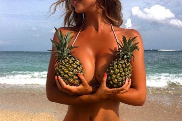 Foto in topless con degli ananas sul seno: la mania di fine estate che spopola sui social