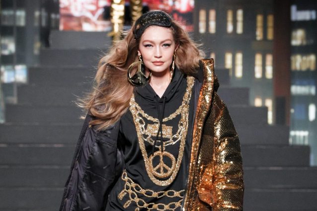 Moschino x H&M, la sfilata: in passerella Gigi Hadid e Naomi Campbell