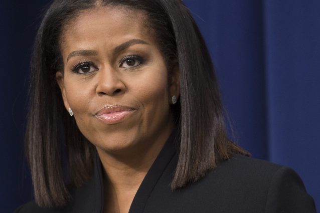 Michelle Obama, stivali dorati e maxi spacco: l’ex First Lady è regina di stile