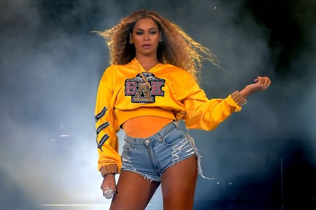 Beyoncé in felpa e shorts al Coachella: è questa la foto più scaricata del 2018