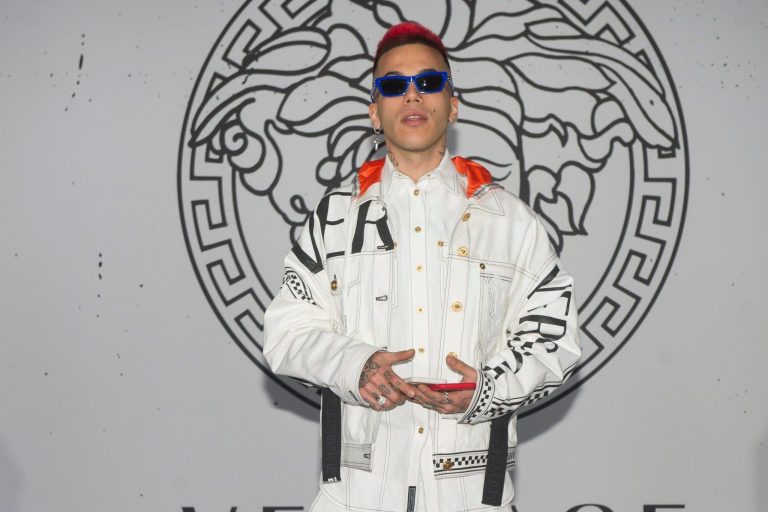 Sfera Ebbasta, il ritorno sulle scene con un look bianco alla sfilata di  Versace