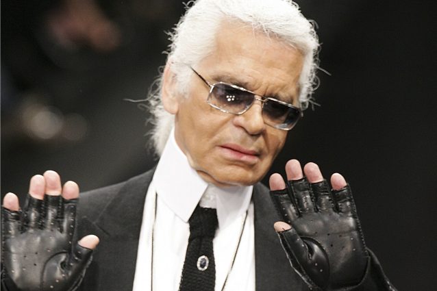 Karl Lagerfeld, lo stile originale del designer che non rinunciava mai a occhiali da sole e guanti