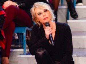 I nuovi occhiali di Maria De Filippi, la regina della tv cambia stile