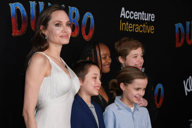 Angelina Jolie sul red carpet con i figli: Shiloh e Vivienne vestono da maschio e sono splendide