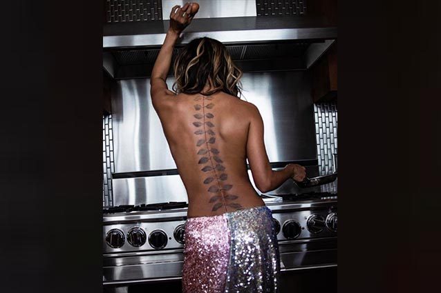 Halle Berry con la schiena nuda mostra il nuovo tatuaggio: ecco cosa significa