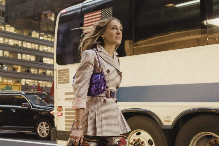 Fendi Baguette, la nuova versione della borsa cult amata da Sarah Jessica  Parker