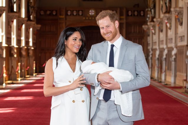 Meghan Markle, nella prima foto con il Royal Baby non ha paura di rivelare la pancia post-parto