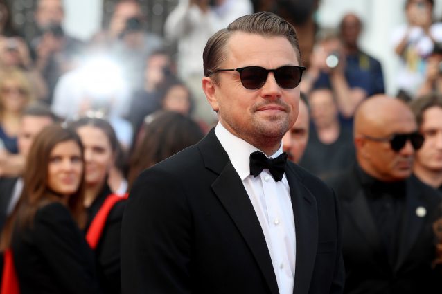 Tutte pazze per Leonardo Di Caprio a Cannes: con occhiali e smoking è lui il più bello del Festival