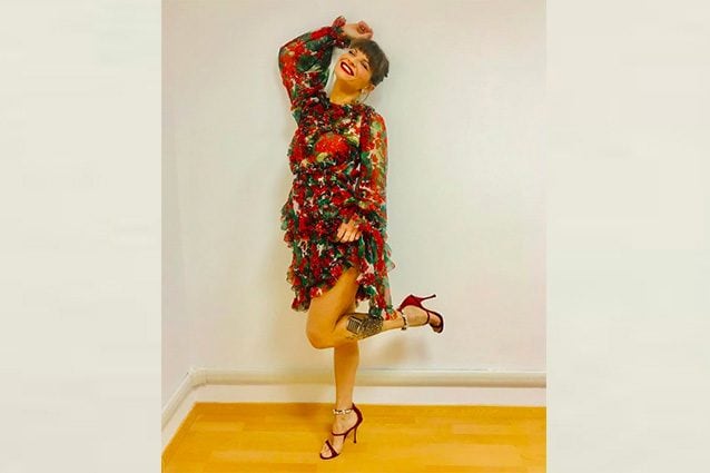 Alessandra Amoroso ad Amici: look a fiori e tacchi a spillo per la semifinale